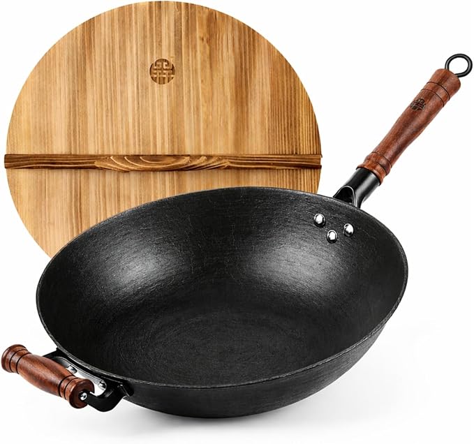WANGYUANJI Cast Iron Wok Pan 13.4 Inch, Flat Bottom Chinese Stir Fry Wok with Wooden Lid & Handle, Textured Uncoated Large Wok Skillet for Induction Cooktop, Gas & Electric, Seasoning Recommended