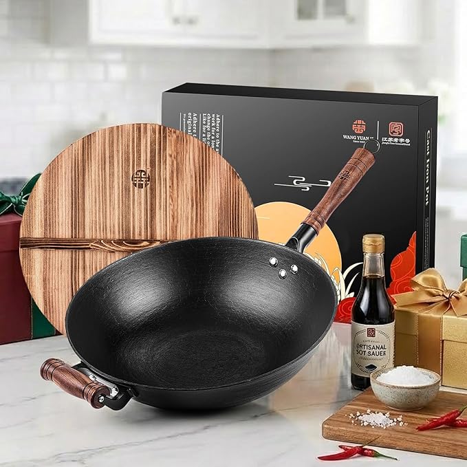 WANGYUANJI Cast Iron Wok Pan 13.4 Inch, Flat Bottom Chinese Stir Fry Wok with Wooden Lid & Handle, Textured Uncoated Large Wok Skillet for Induction Cooktop, Gas & Electric, Seasoning Recommended
